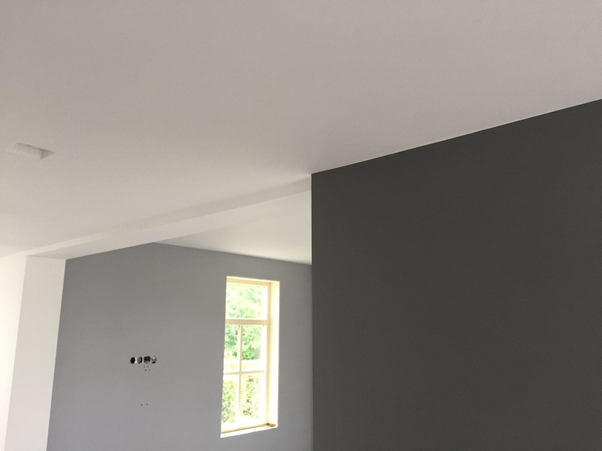 Strak gesauste wanden en plafonds in een woonkamer