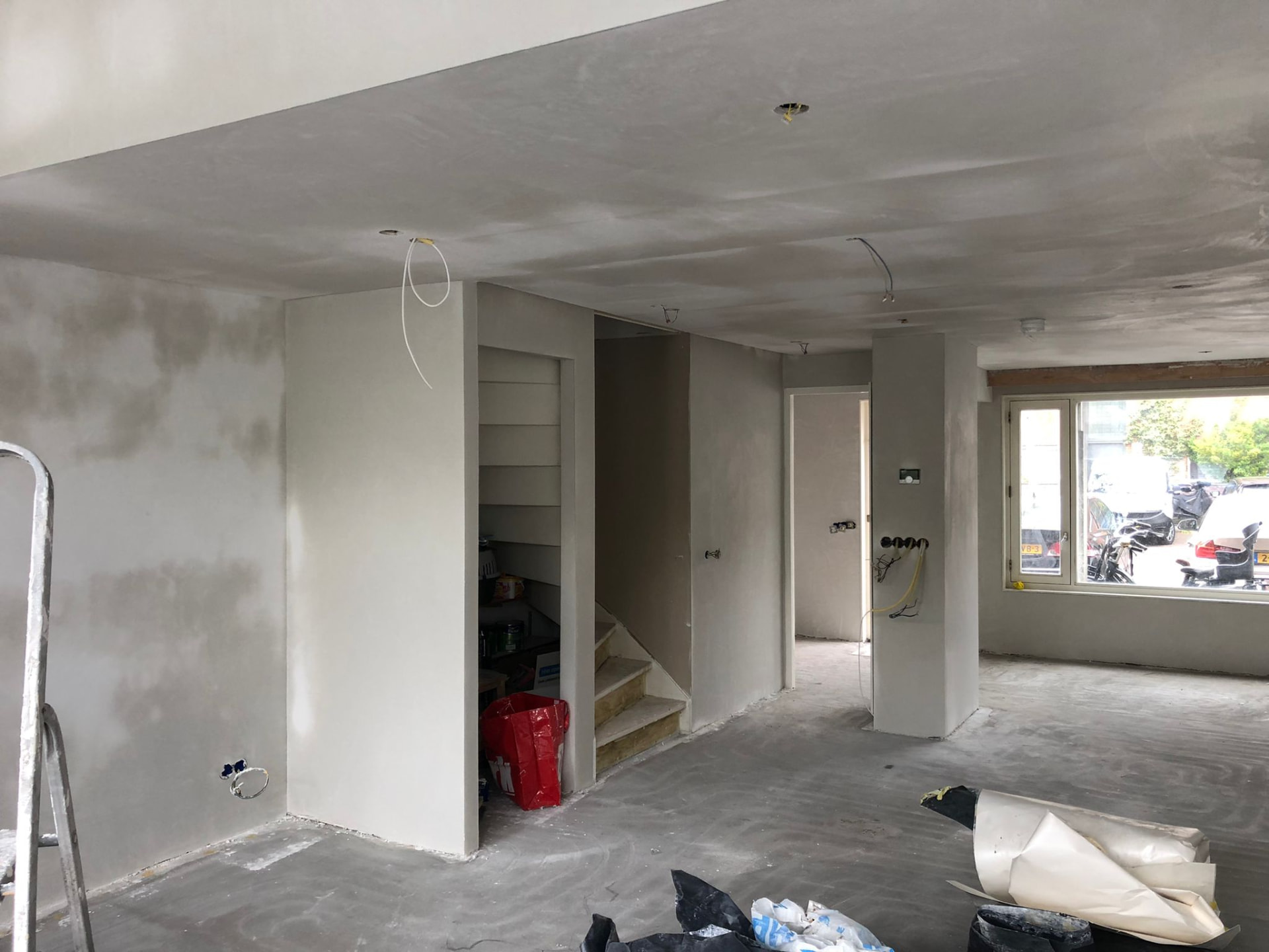 Behangklaar gestuukte wanden in een woning in aanbouw
