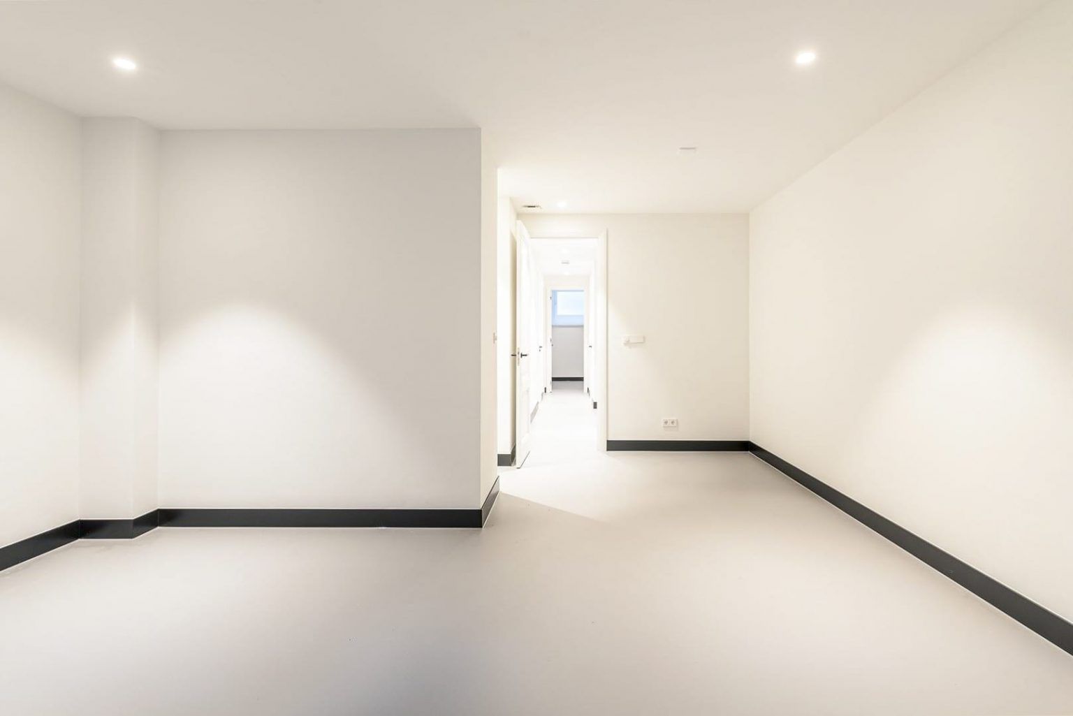 Glad gestuukte wanden en plafond in een opgeleverde woning